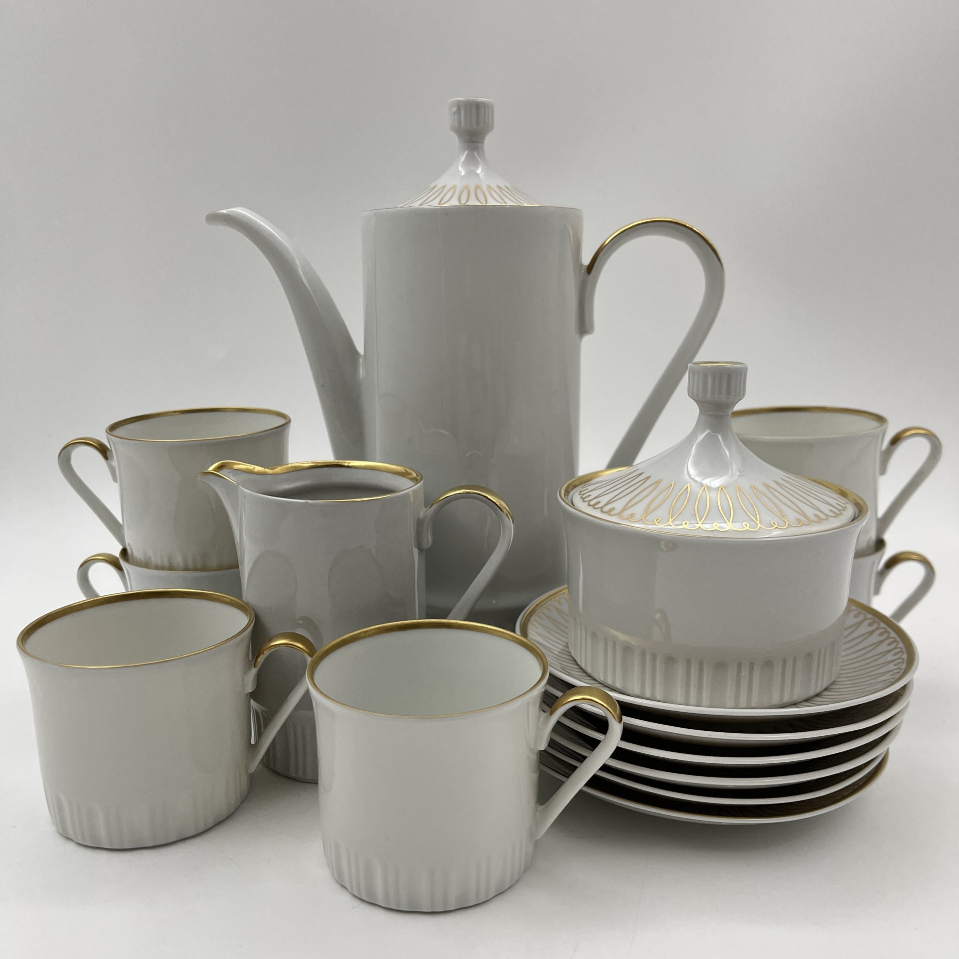 Сервиз кофейный с лаконичным декором, на 6 персон (15 предметов), фарфор, золочение, Volkstedt Beyer & Bock, Германия, 1948-1968 гг.