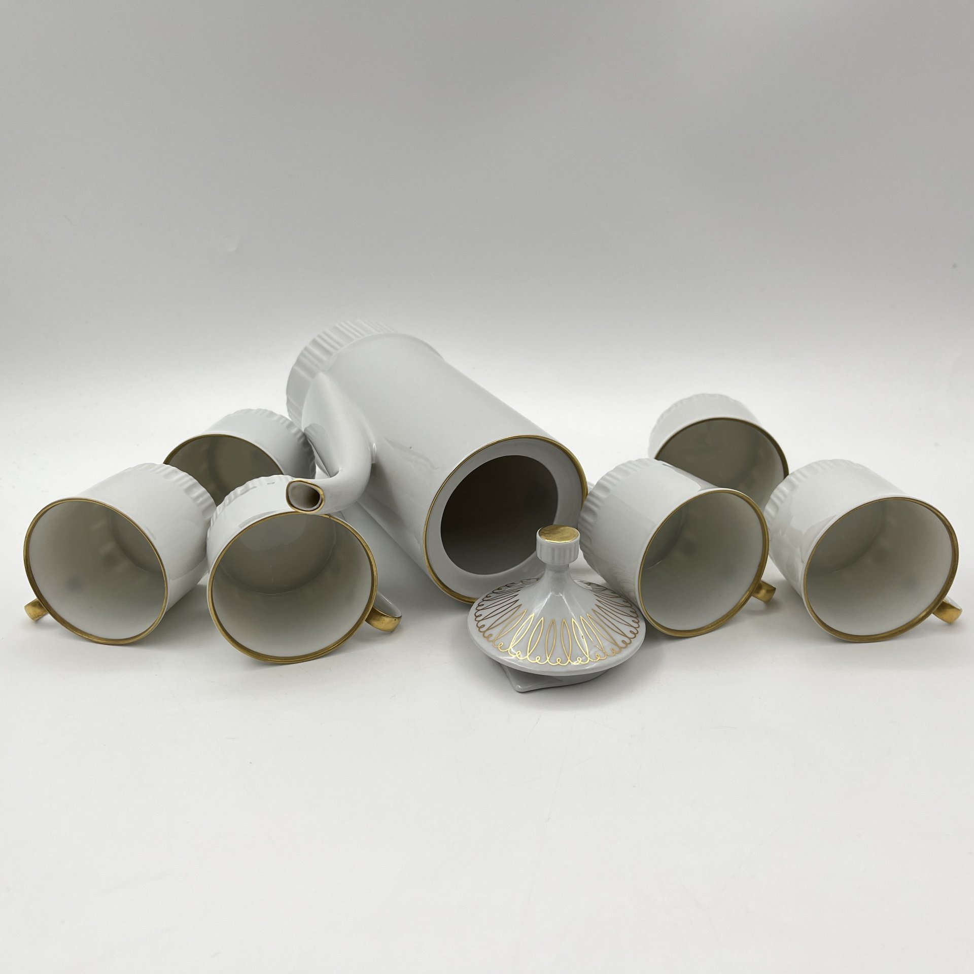 Сервиз кофейный с лаконичным декором, на 6 персон (15 предметов), фарфор, золочение, Volkstedt Beyer & Bock, Германия, 1948-1968 гг.