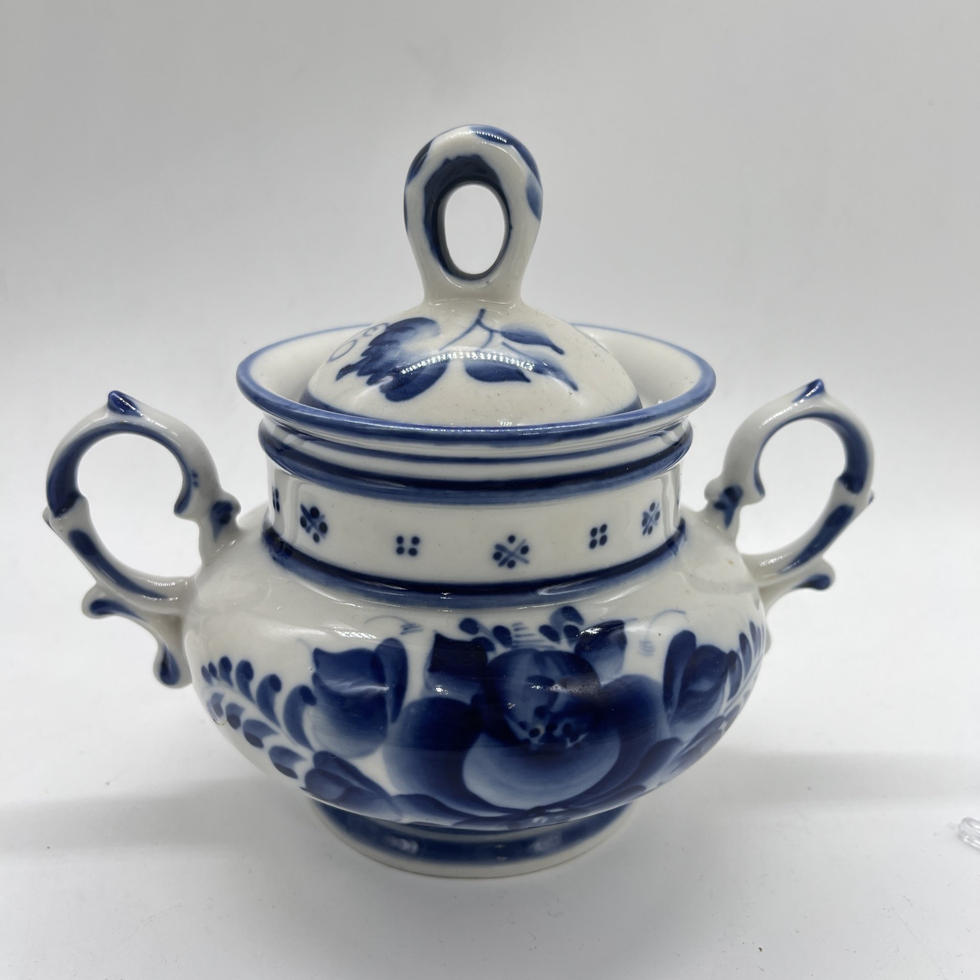 Сахарница с  расписным цветочным декором, авт. Рогов, исп. Булычева, фарфор, роспись, Россия, 1990-2010 гг.