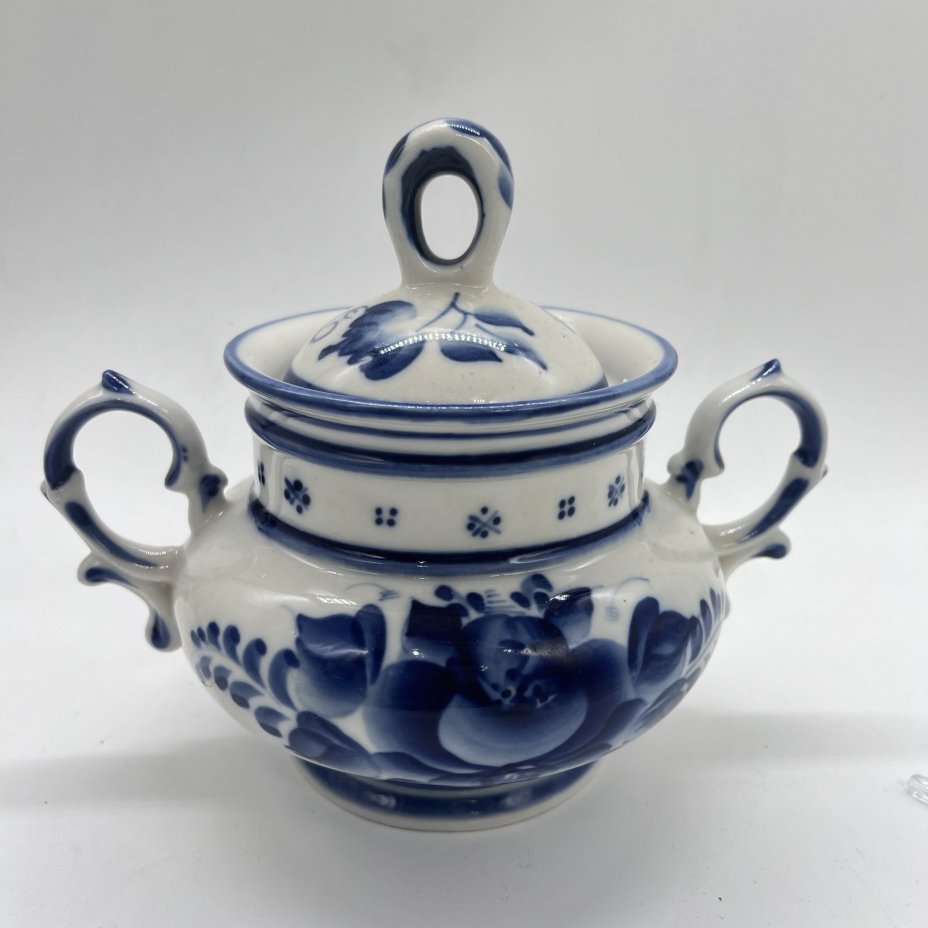 Сахарница с  расписным цветочным декором, авт. Рогов, исп. Булычева, фарфор, роспись, Россия, 1990-2010 гг.