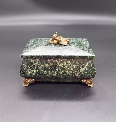 Шкатулка для украшений с фигурным хватком растительного характера