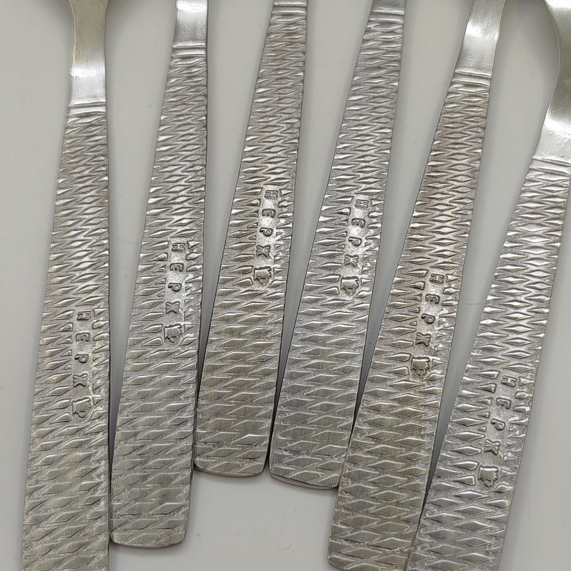 Набор из шести вилок с геометрическим декором