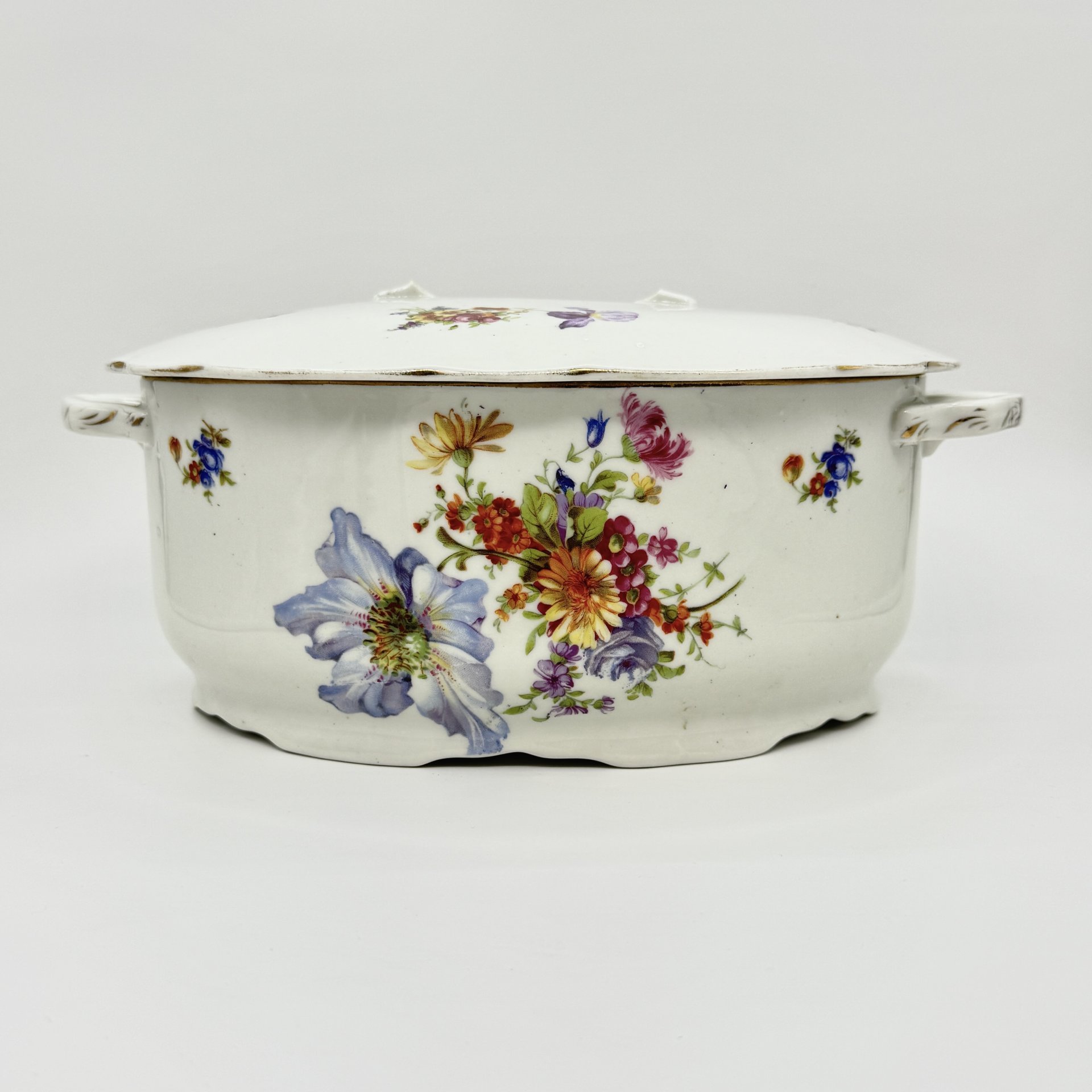 Терина (супница), украшенная цветочным декором, фаянс, деколь, золочение, Государственная Волховская фарфорово-фаянсовая фабрика «Коминтерн», СССР, 1921-1927 гг., Государственная Волховская фарфорово-фаянсовая фабрика «Коминтерн»