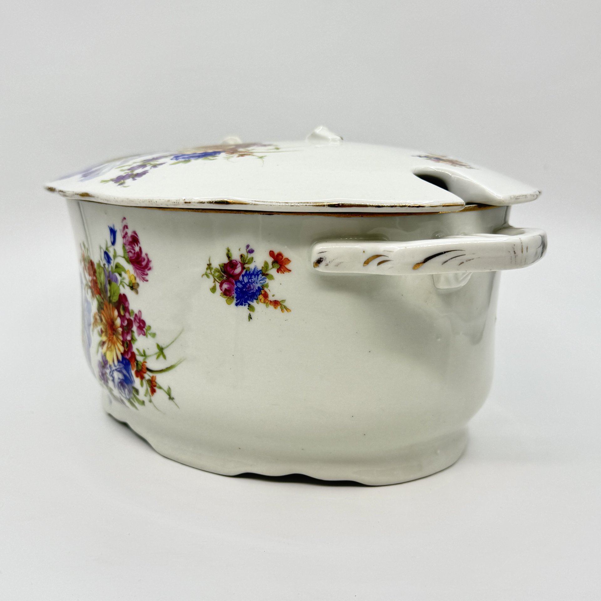 Терина (супница), украшенная цветочным декором, фаянс, деколь, золочение, Государственная Волховская фарфорово-фаянсовая фабрика «Коминтерн», СССР, 1921-1927 гг., Государственная Волховская фарфорово-фаянсовая фабрика «Коминтерн»