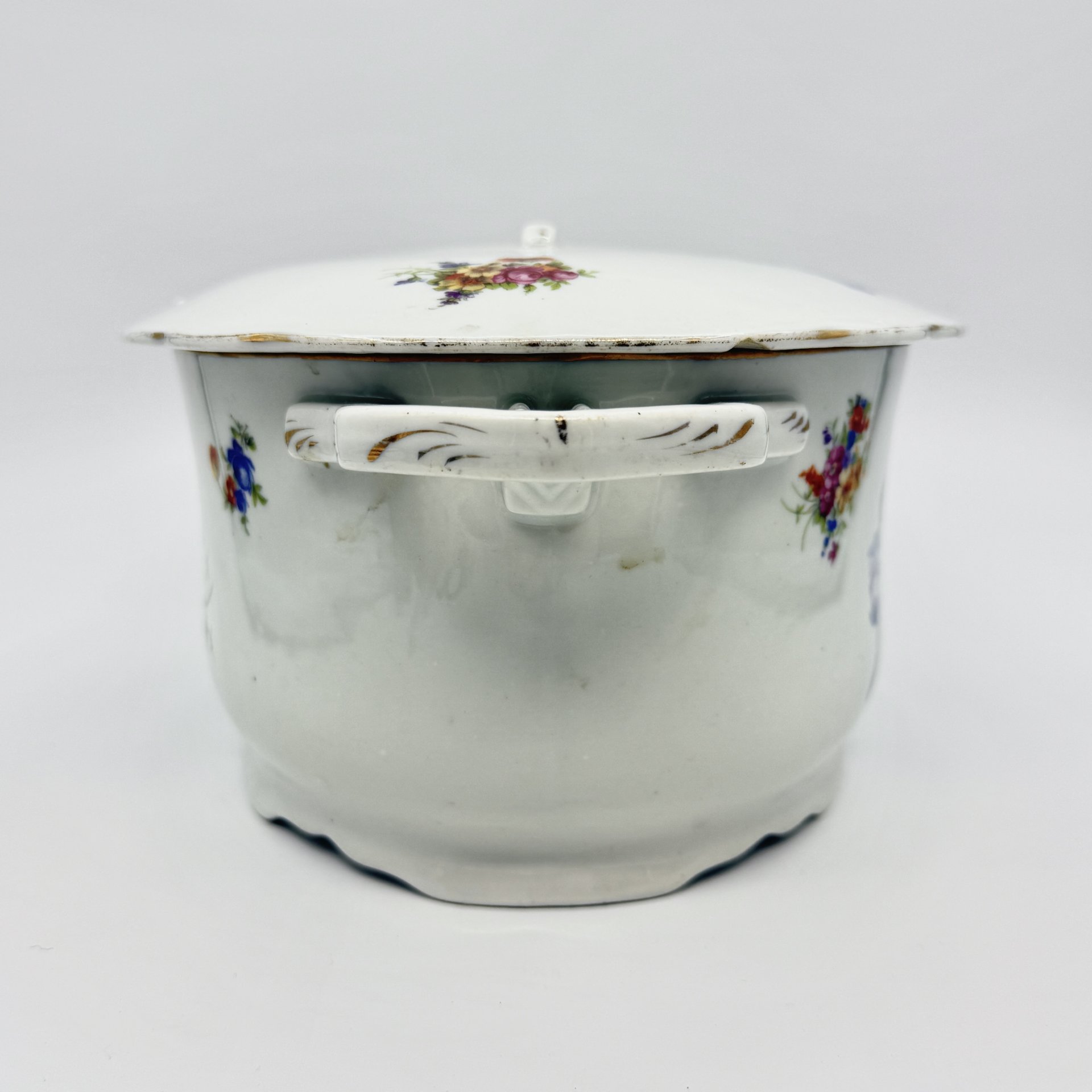 Терина (супница), украшенная цветочным декором, фаянс, деколь, золочение, Государственная Волховская фарфорово-фаянсовая фабрика «Коминтерн», СССР, 1921-1927 гг., Государственная Волховская фарфорово-фаянсовая фабрика «Коминтерн»
