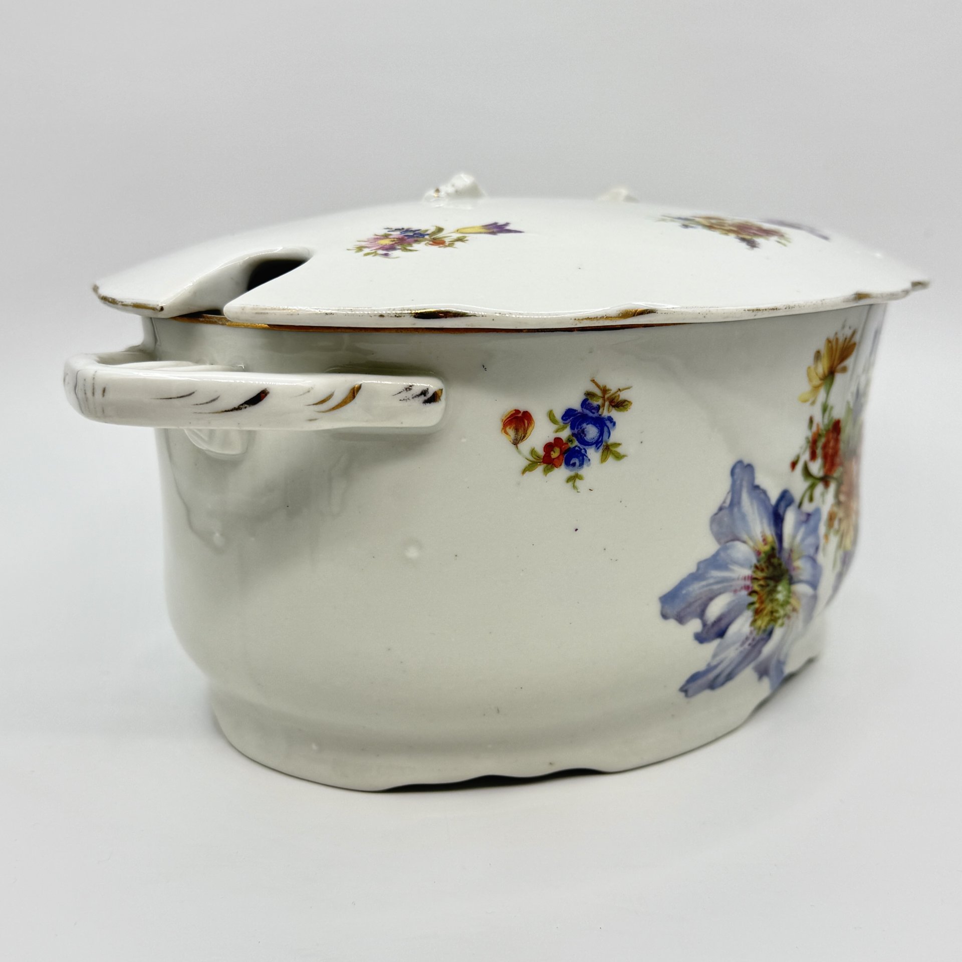 Терина (супница), украшенная цветочным декором, фаянс, деколь, золочение, Государственная Волховская фарфорово-фаянсовая фабрика «Коминтерн», СССР, 1921-1927 гг., Государственная Волховская фарфорово-фаянсовая фабрика «Коминтерн»