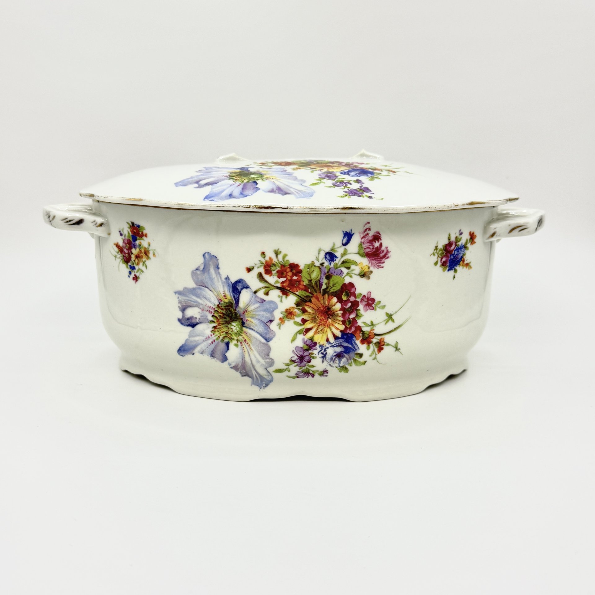 Терина (супница), украшенная цветочным декором, фаянс, деколь, золочение, Государственная Волховская фарфорово-фаянсовая фабрика «Коминтерн», СССР, 1921-1927 гг., Государственная Волховская фарфорово-фаянсовая фабрика «Коминтерн»