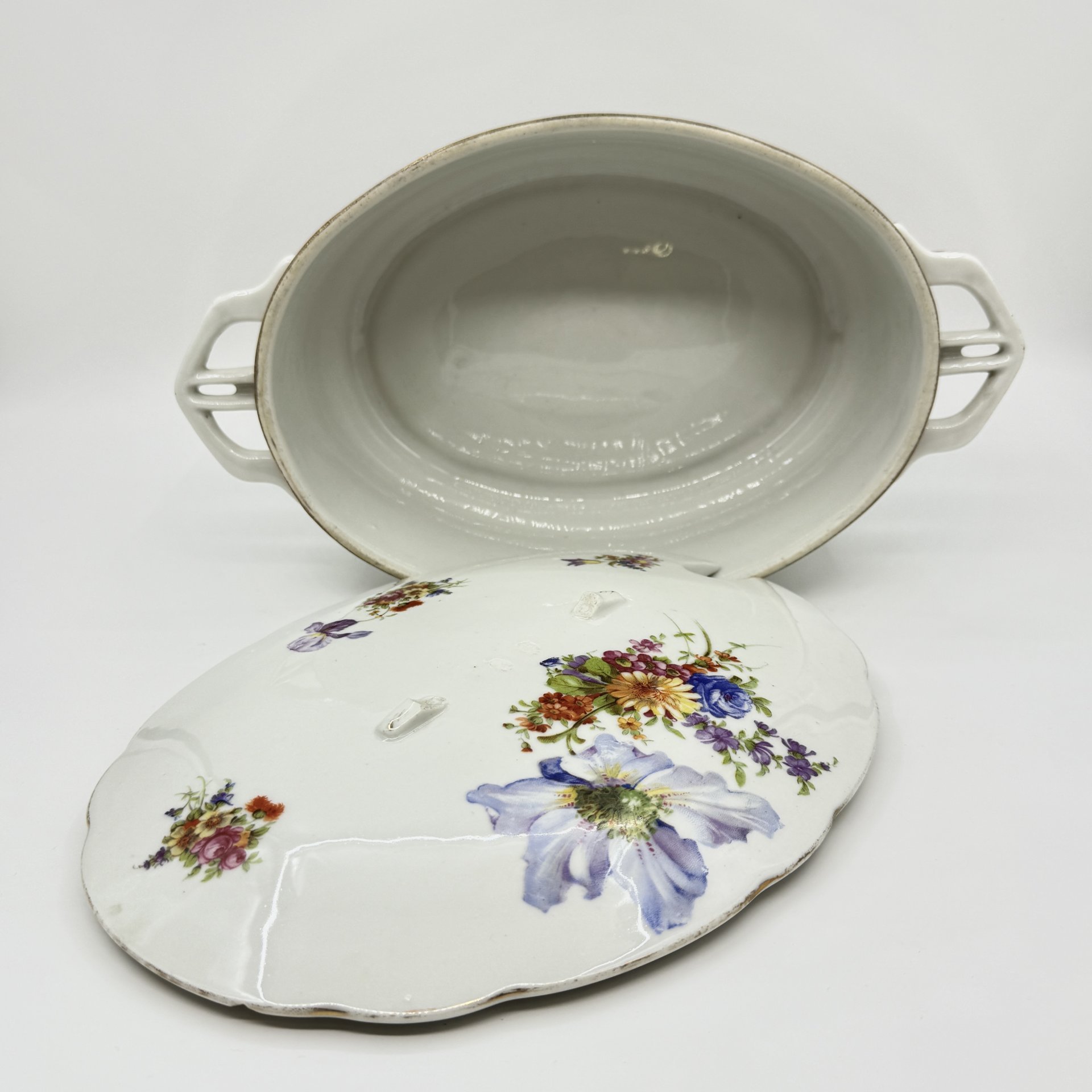 Терина (супница), украшенная цветочным декором, фаянс, деколь, золочение, Государственная Волховская фарфорово-фаянсовая фабрика «Коминтерн», СССР, 1921-1927 гг., Государственная Волховская фарфорово-фаянсовая фабрика «Коминтерн»