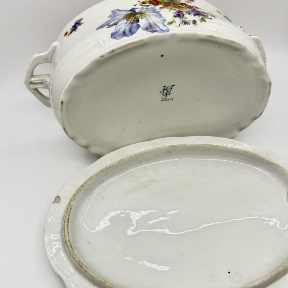 Терина (супница), украшенная цветочным декором, фаянс, деколь, золочение, Государственная Волховская фарфорово-фаянсовая фабрика «Коминтерн», СССР, 1921-1927 гг., Государственная Волховская фарфорово-фаянсовая фабрика «Коминтерн»