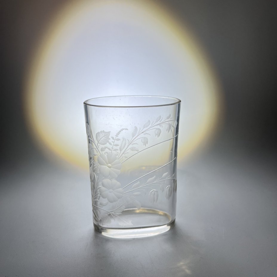 Карандашница (стаканчик) уплощенной формы с декором в виде цветочной композиции