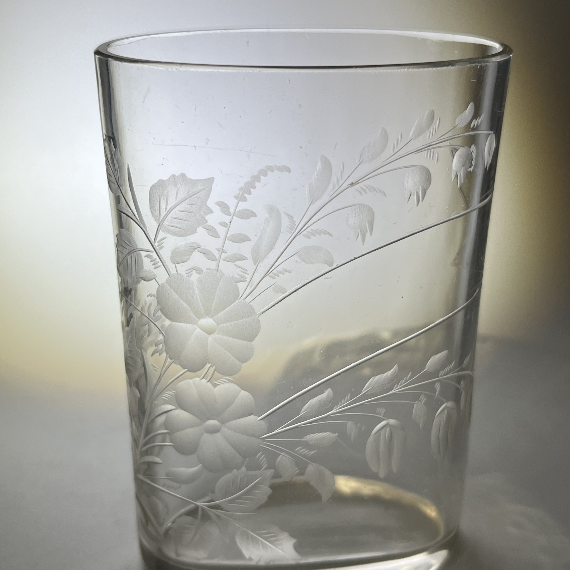 Карандашница (стаканчик) уплощенной формы с декором в виде цветочной композиции