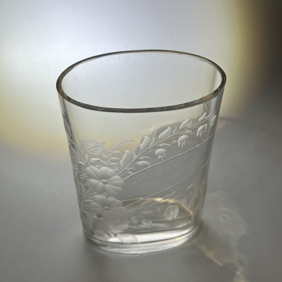 Карандашница (стаканчик) уплощенной формы с декором в виде цветочной композиции