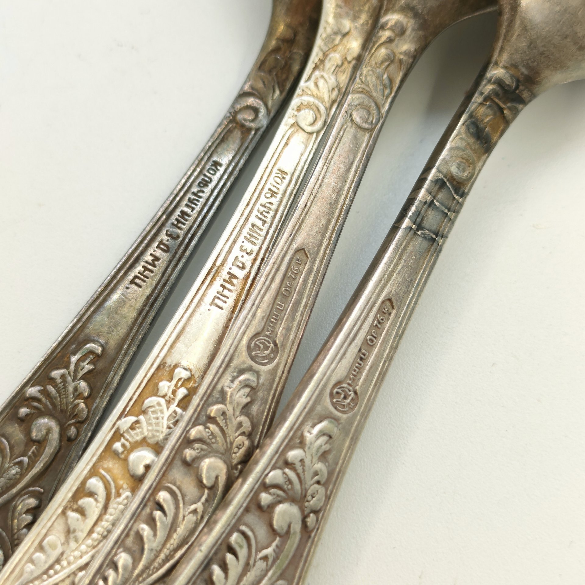 Набор из 4-х чайных ложек с растительным декором (в подборе), мНЦ (медь-никель-цинк), Кольчугинский завод цветных металлов, СССР, 1950-1990 гг.