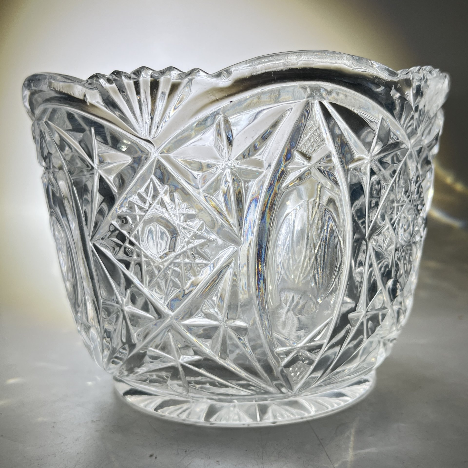 Салатник круглой формы с геометрическим декором, стекло, пресс, СССР, 1970-1990 гг.