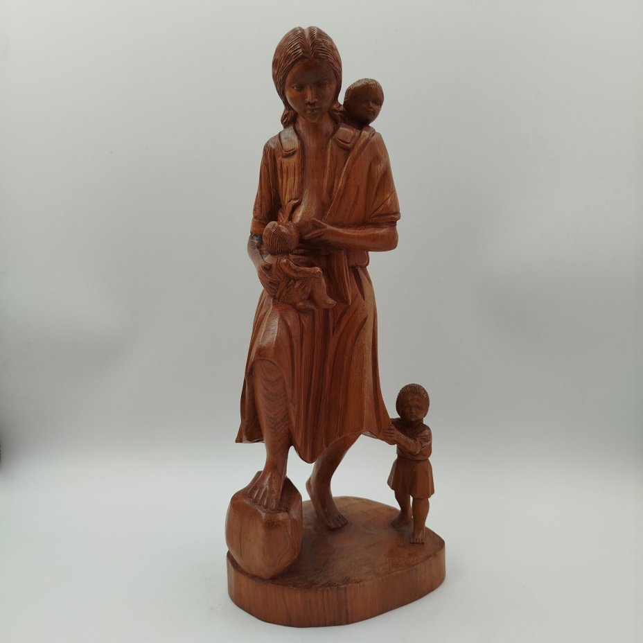Статуэтка "Девушка с детьми", дерево, резьба, Мадагаскар, 1990-2010 гг.