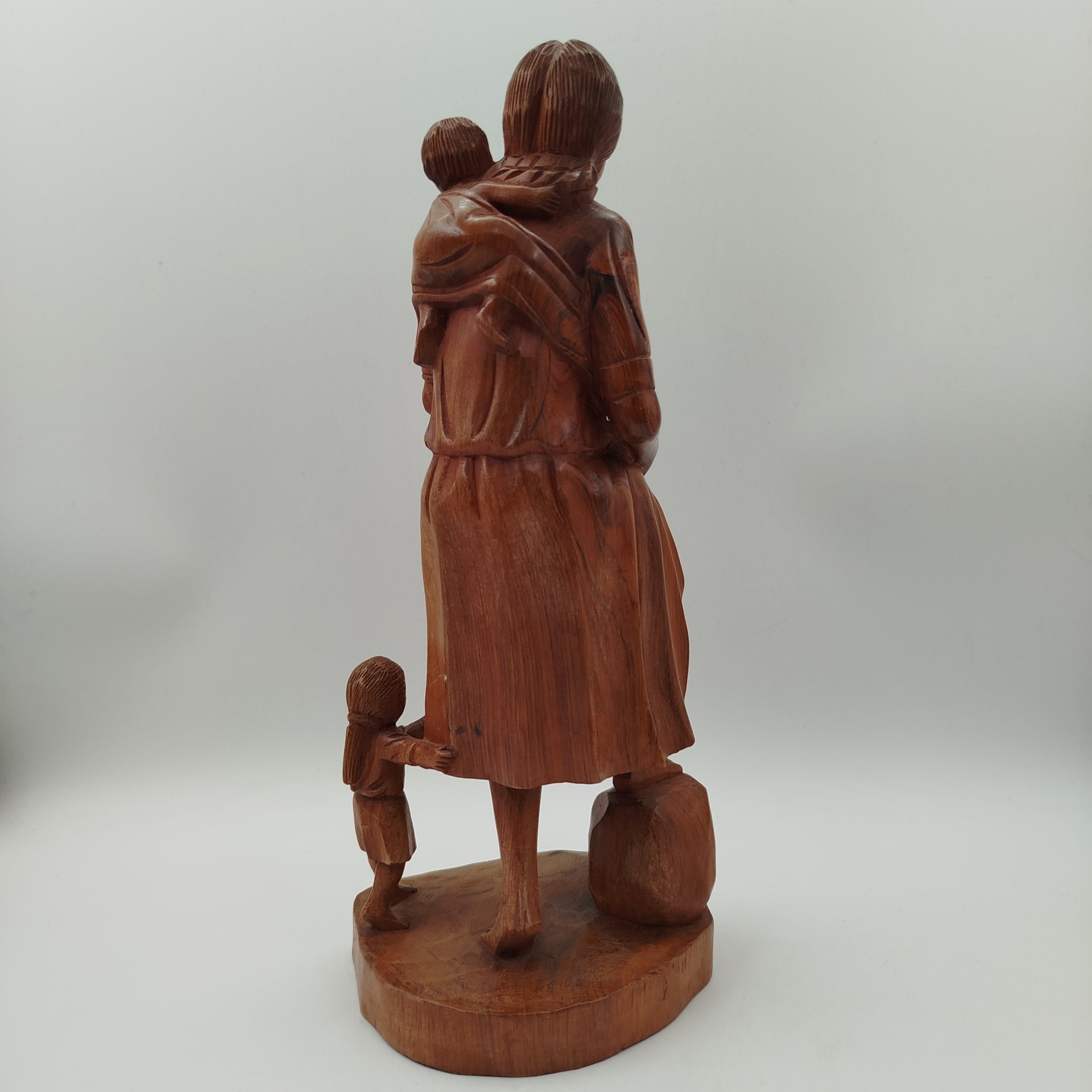 Статуэтка "Девушка с детьми", дерево, резьба, Мадагаскар, 1990-2010 гг.