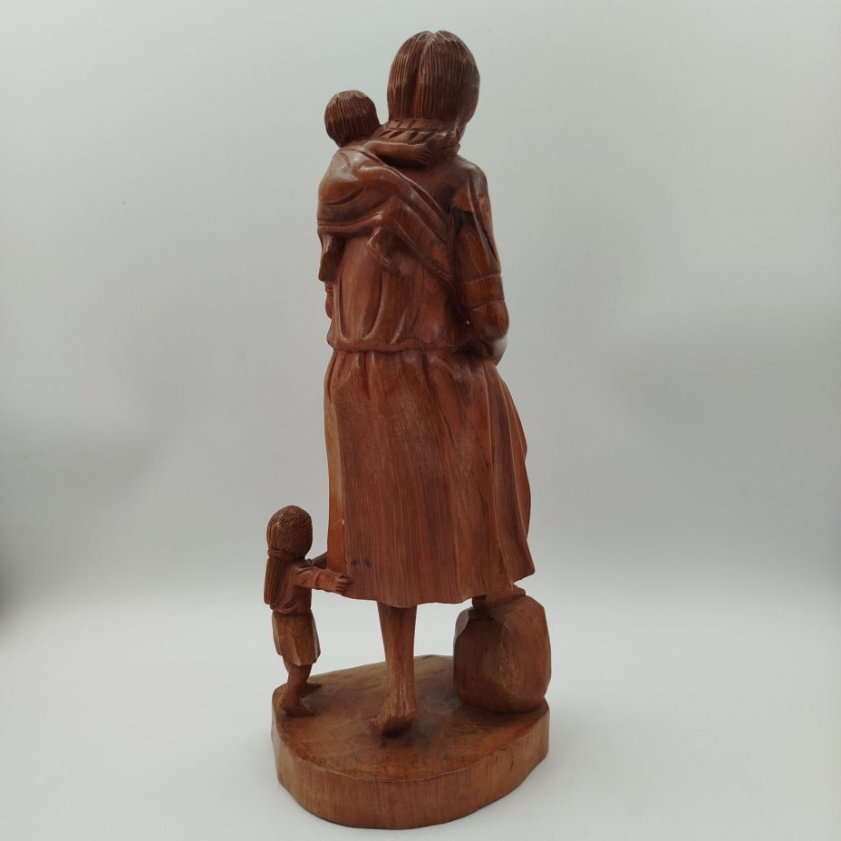 Статуэтка "Девушка с детьми", дерево, резьба, Мадагаскар, 1990-2010 гг.