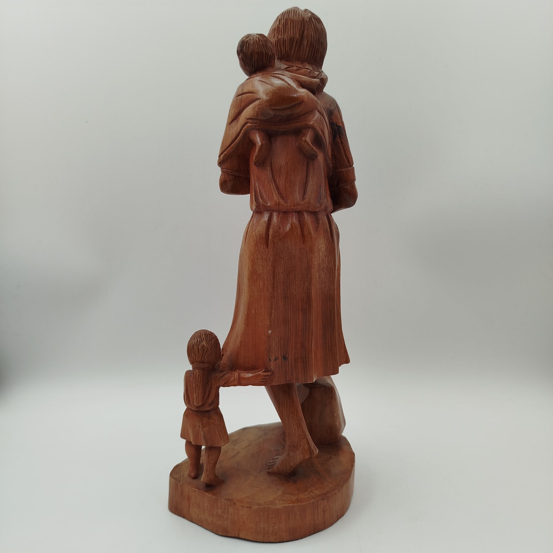 Статуэтка "Девушка с детьми", дерево, резьба, Мадагаскар, 1990-2010 гг.