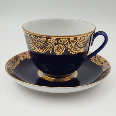 Чайная пара кобальтого оттенка, украшенная растительным декором, фарфор, крытье кобальтом, золочение, Ленинградский фарфоровый завод (ЛФЗ), СССР, 1970-1986 гг.