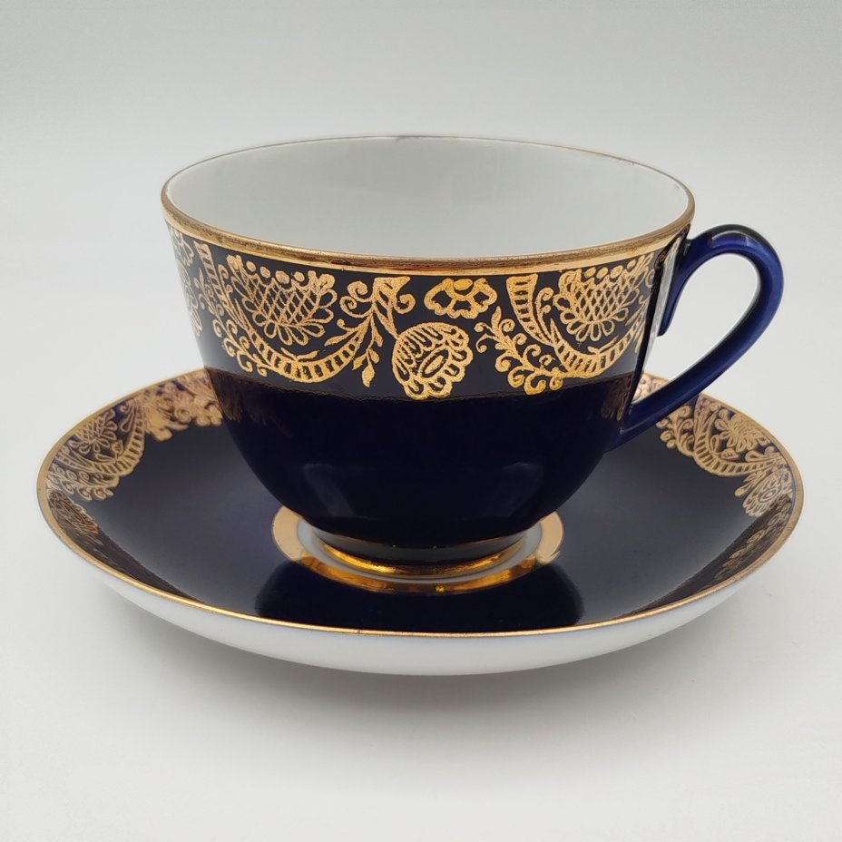 Чайная пара кобальтого оттенка, украшенная растительным декором, фарфор, крытье кобальтом, золочение, Ленинградский фарфоровый завод (ЛФЗ), СССР, 1970-1986 гг.