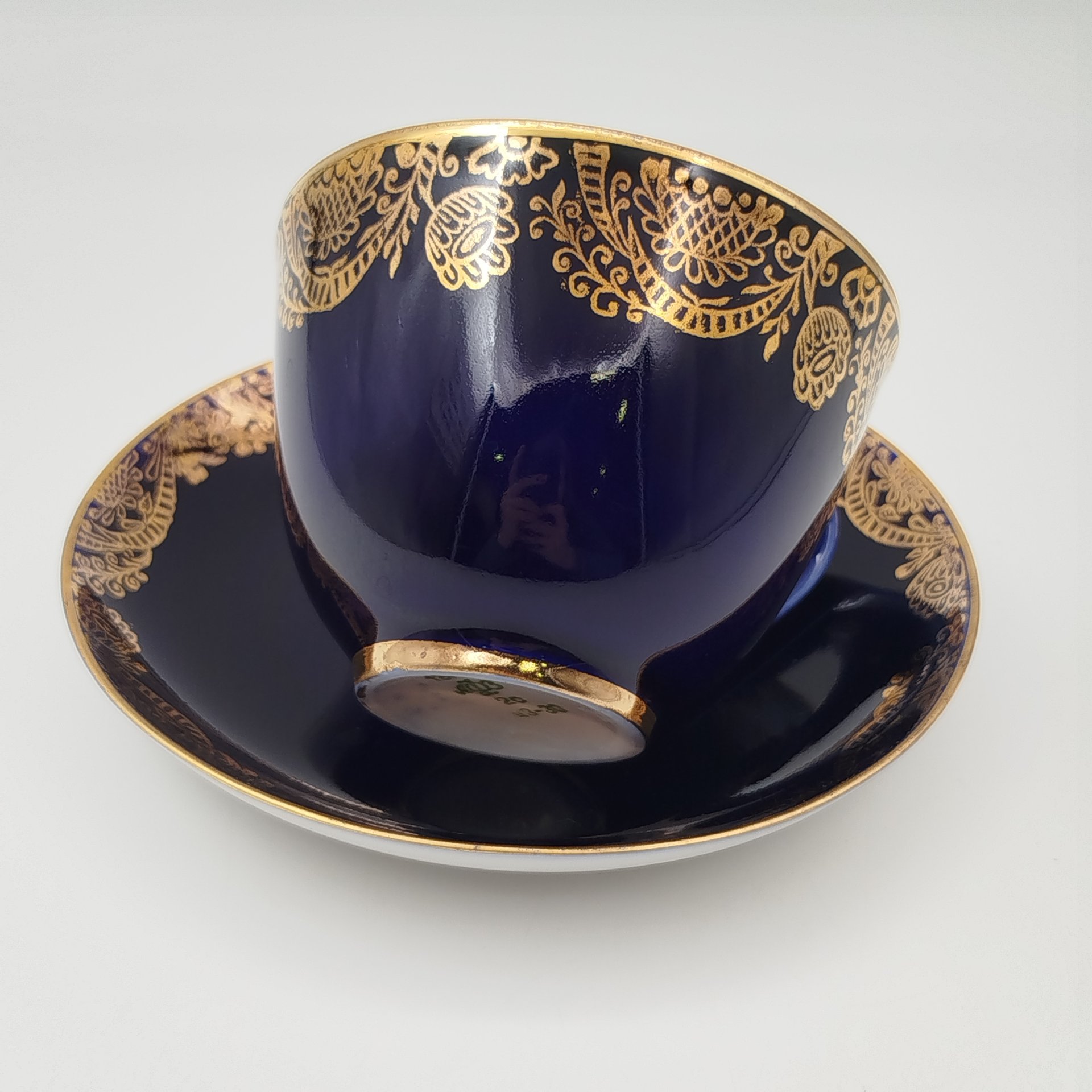 Чайная пара кобальтого оттенка, украшенная растительным декором, фарфор, крытье кобальтом, золочение, Ленинградский фарфоровый завод (ЛФЗ), СССР, 1970-1986 гг.