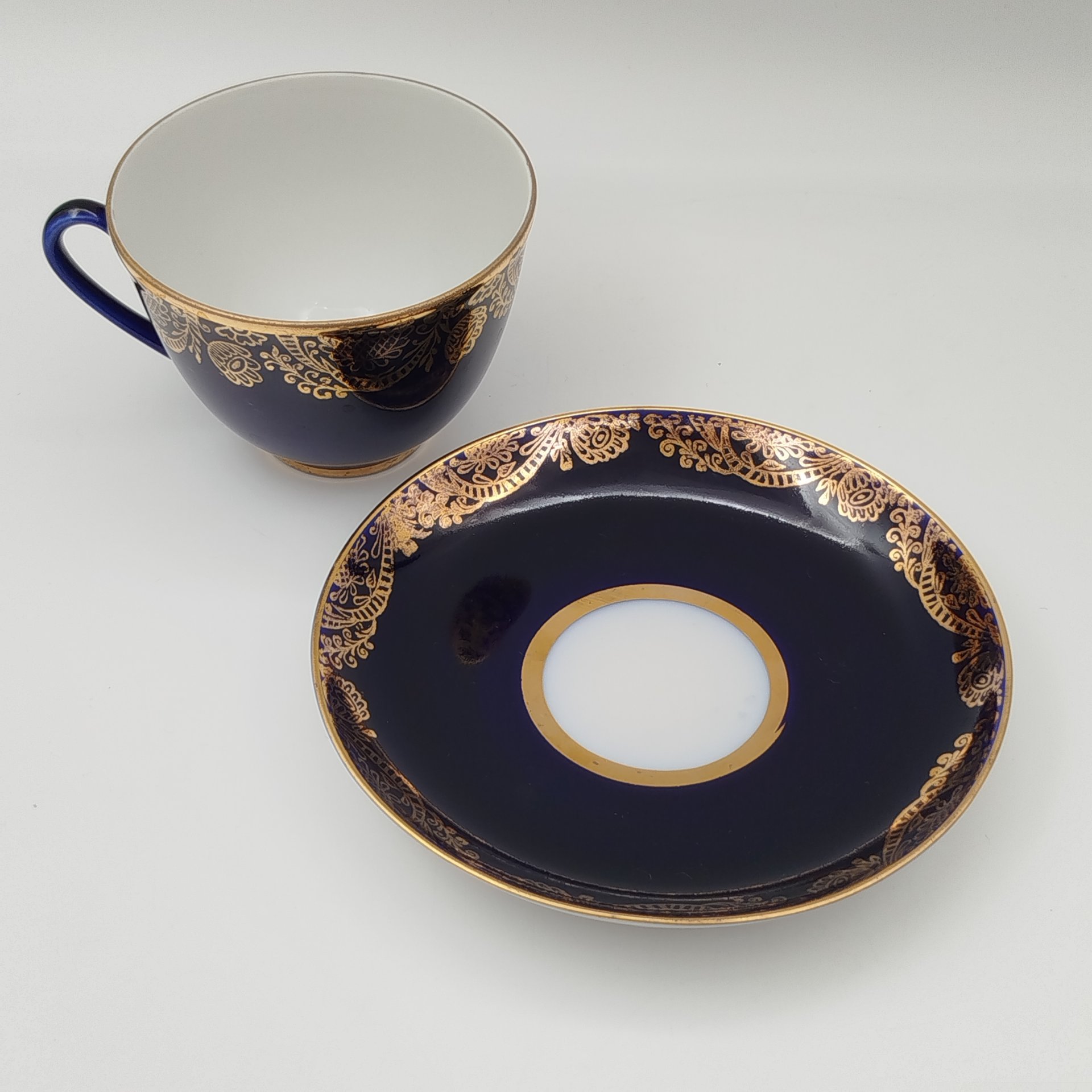 Чайная пара кобальтого оттенка, украшенная растительным декором, фарфор, крытье кобальтом, золочение, Ленинградский фарфоровый завод (ЛФЗ), СССР, 1970-1986 гг.