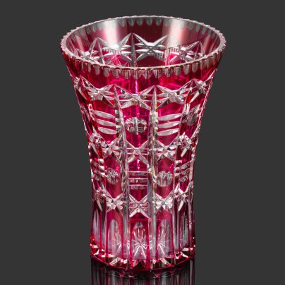 Ваза для цветов розового оттенка, декорированная линзами и геометрическим узором