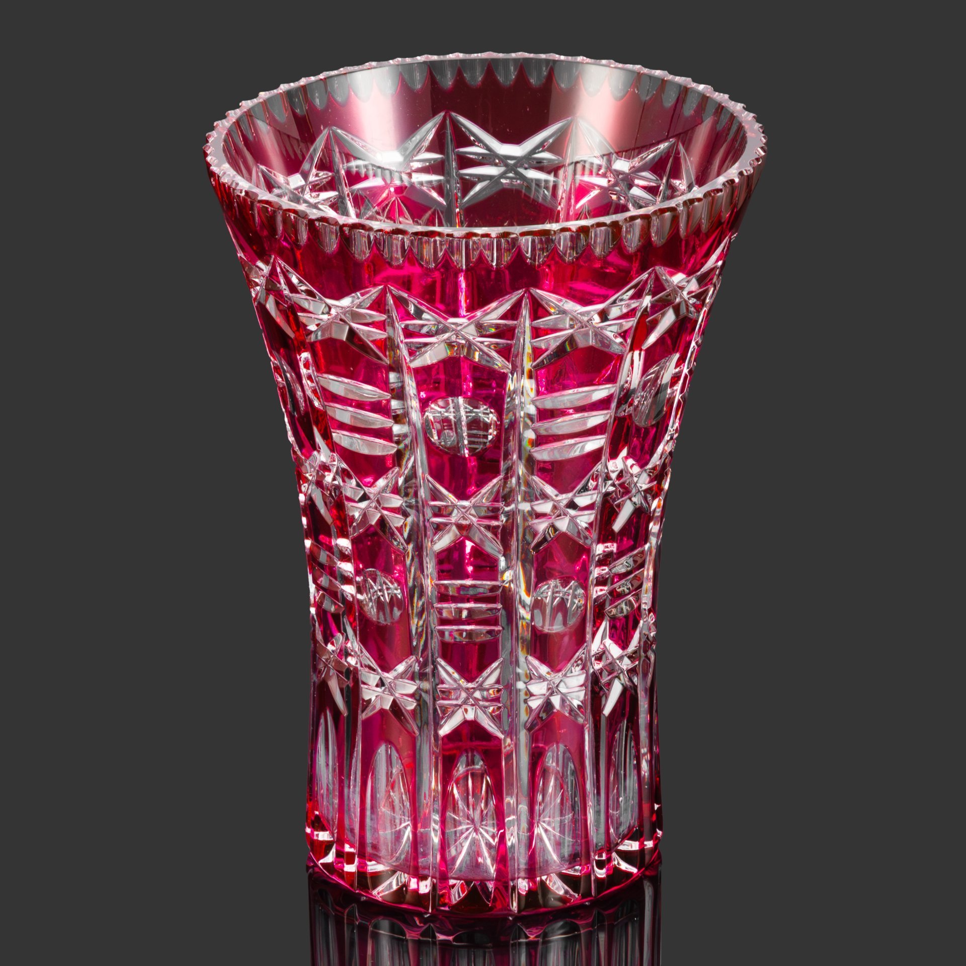 Ваза для цветов розового оттенка, декорированная линзами и геометрическим узором