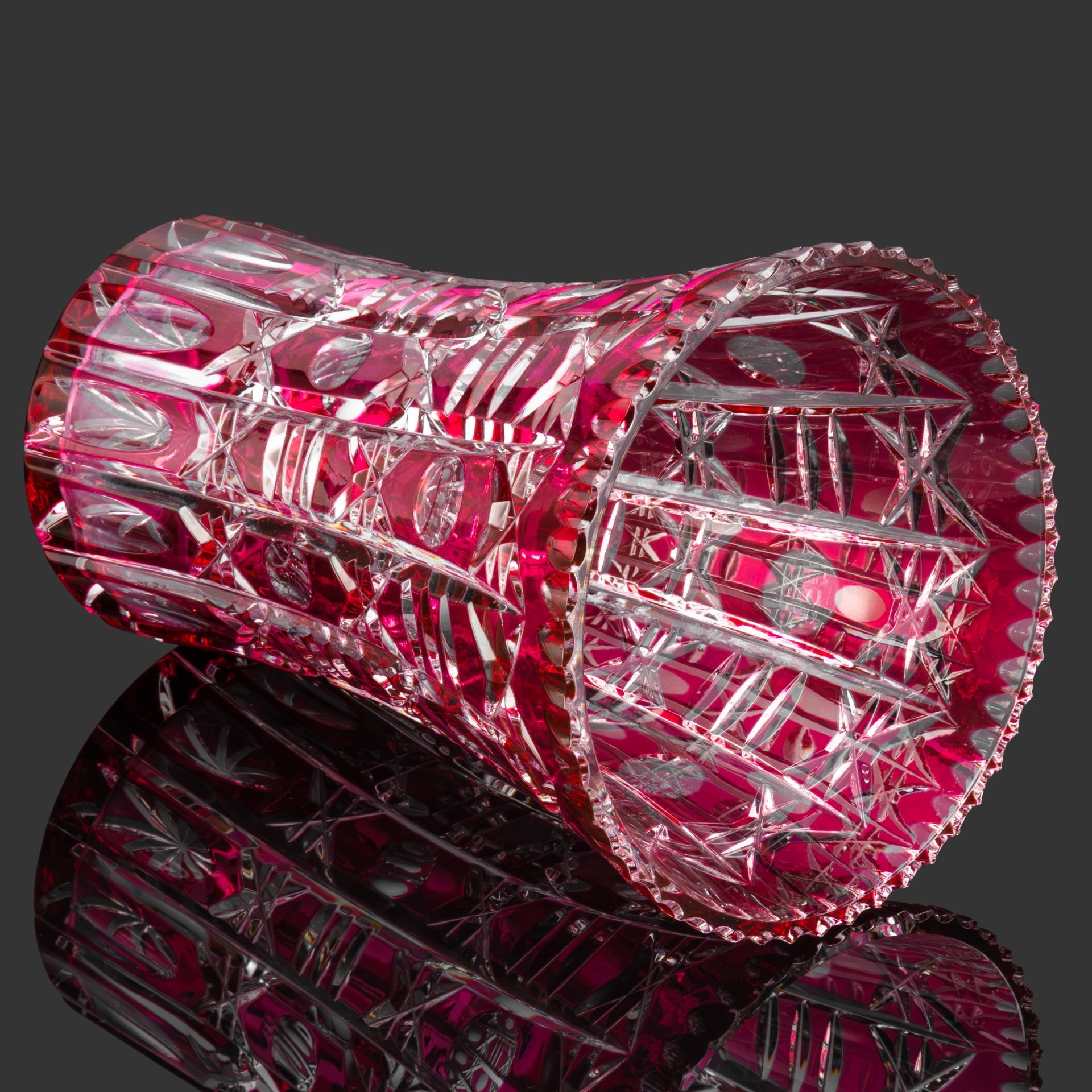 Ваза для цветов розового оттенка, декорированная линзами и геометрическим узором