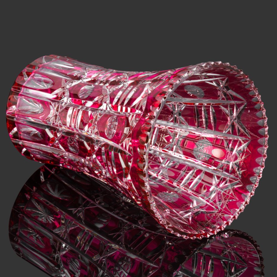 Ваза для цветов розового оттенка, декорированная линзами и геометрическим узором