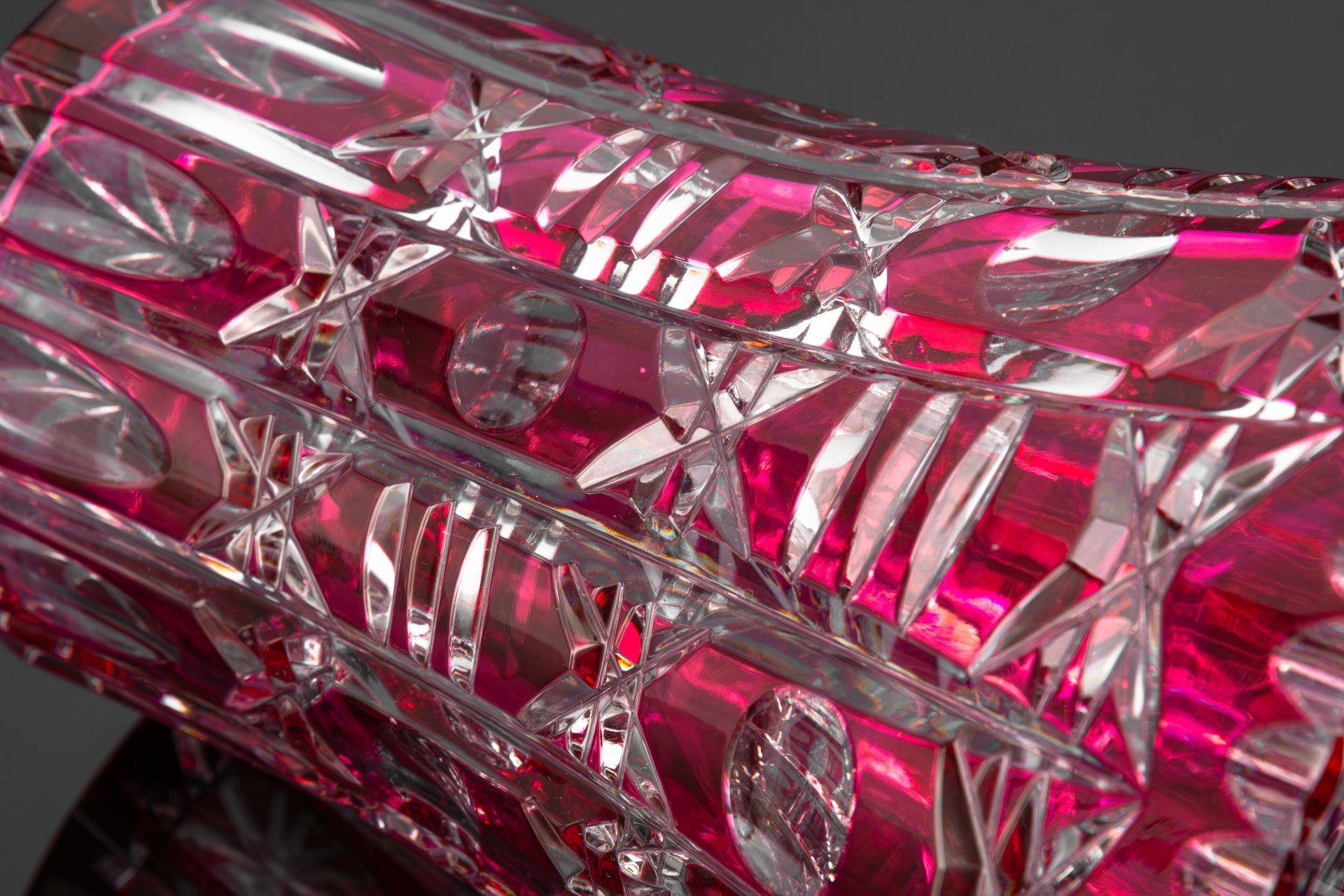 Ваза для цветов розового оттенка, декорированная линзами и геометрическим узором