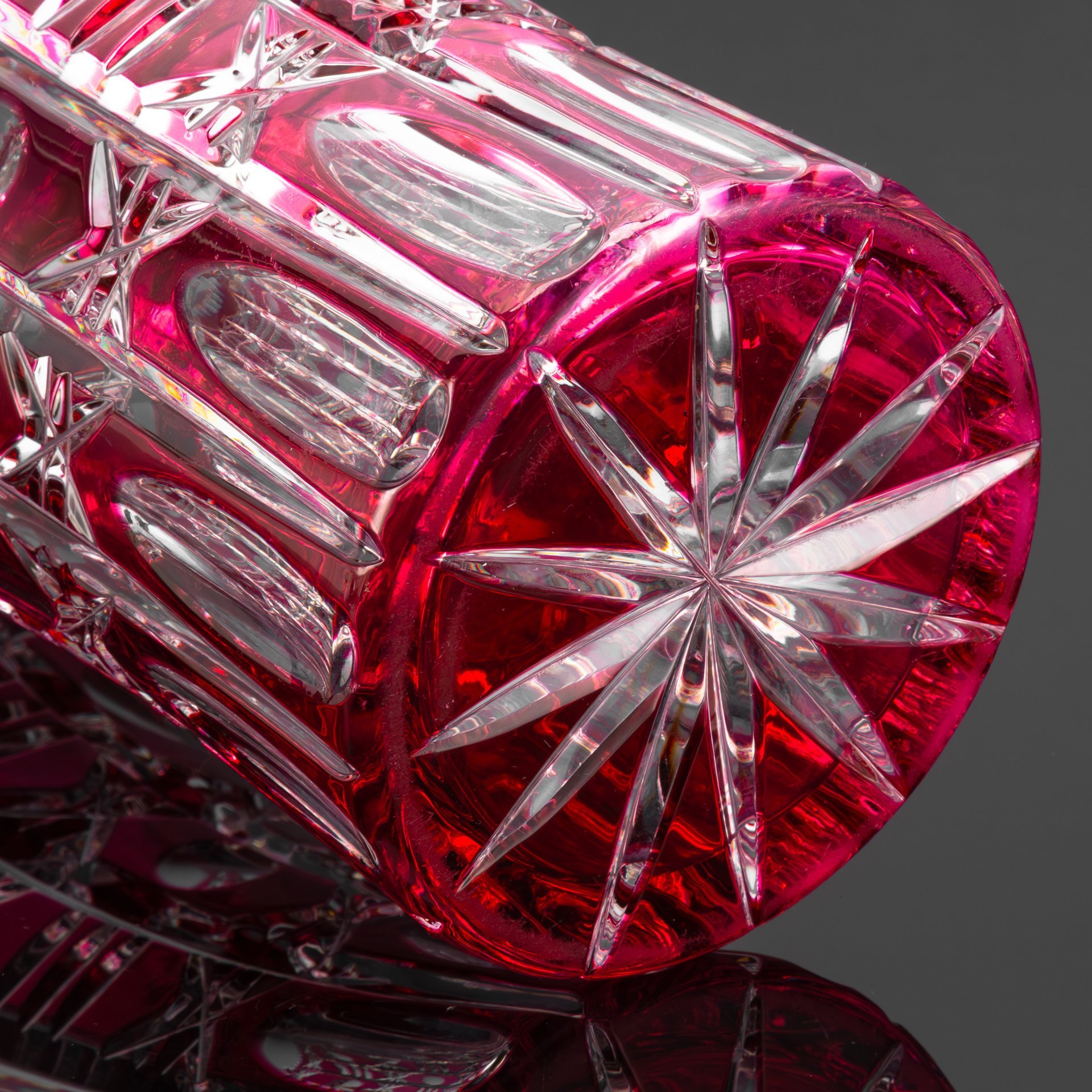 Ваза для цветов розового оттенка, декорированная линзами и геометрическим узором