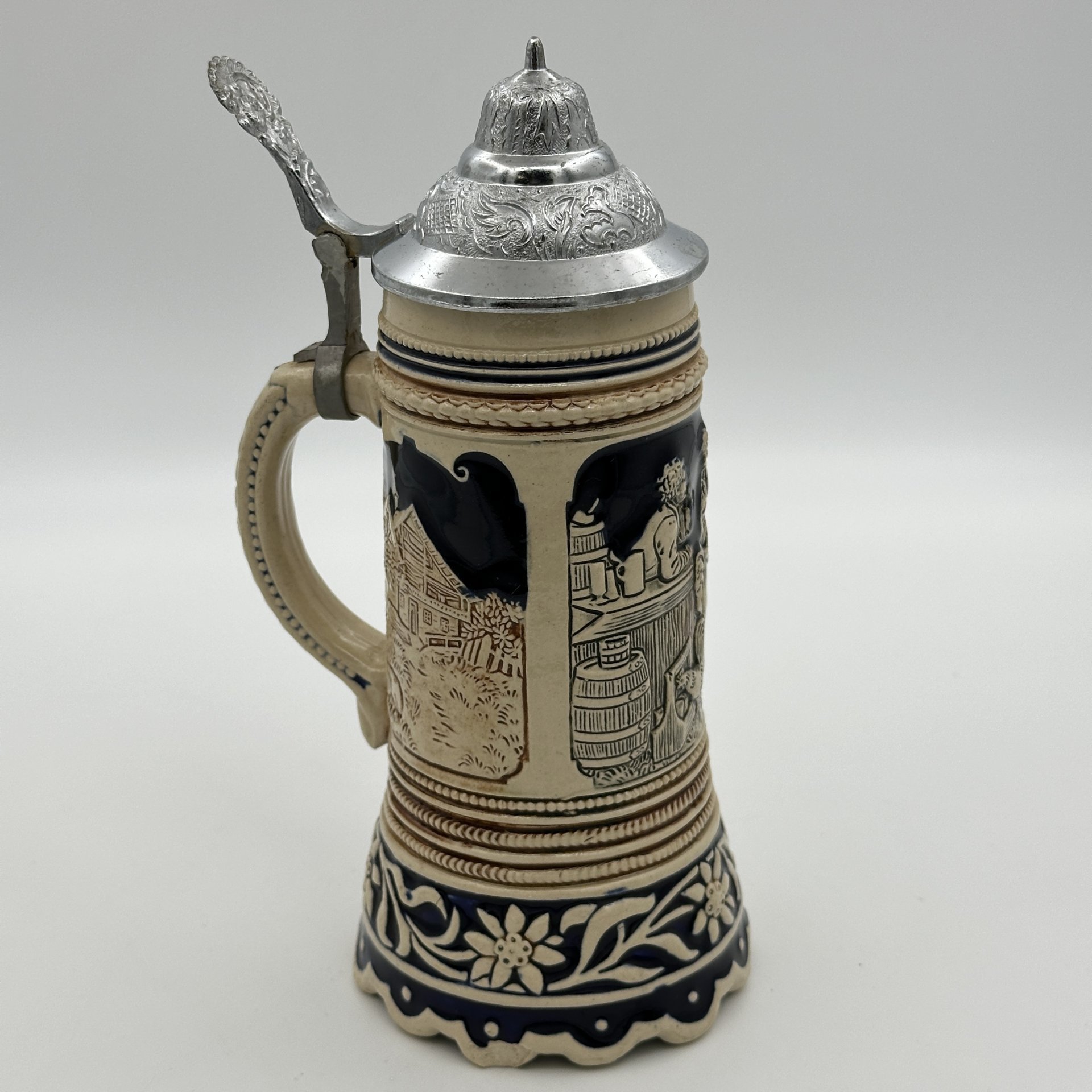 Кружка пивная, украшенная трактирной сценой (застольная беседа), Marzi & Remy