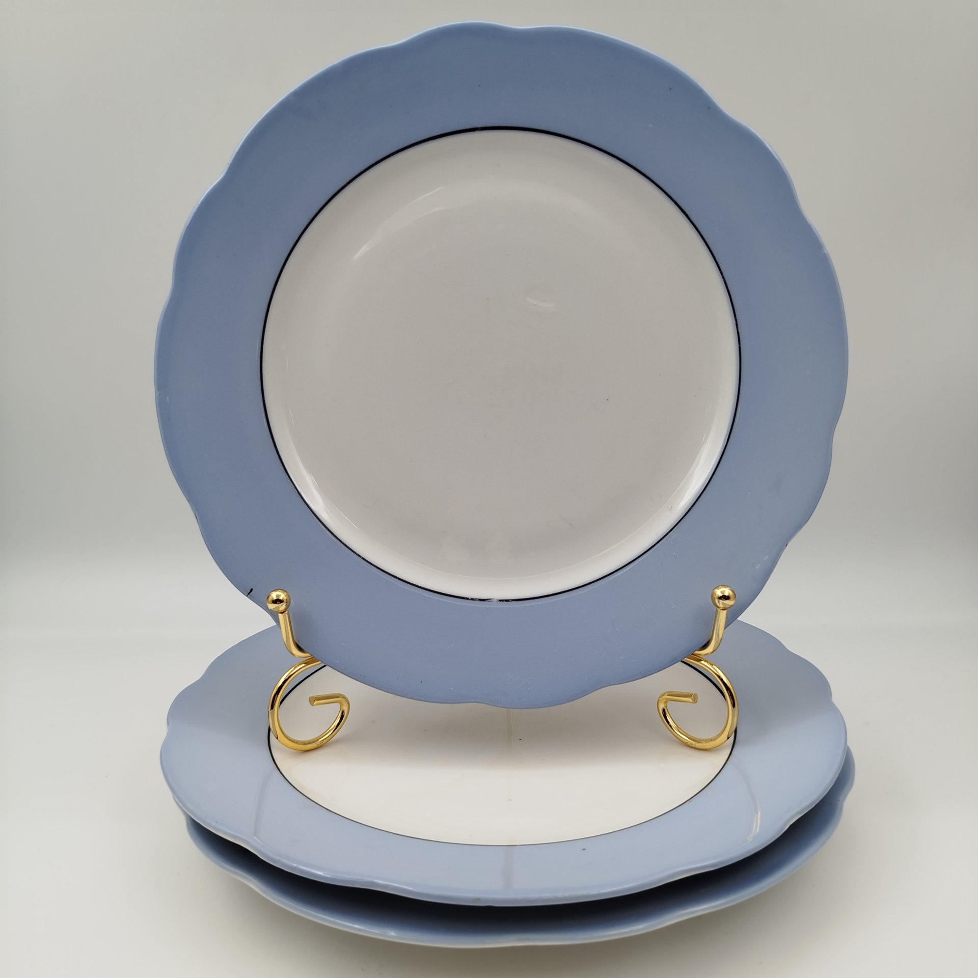 Набор из трёх столовых тарелок бело-голубого цвета, фарфор, крытье, Дулевский фарфоровый завод (Дулёво), СССР, 1934-1936 гг.