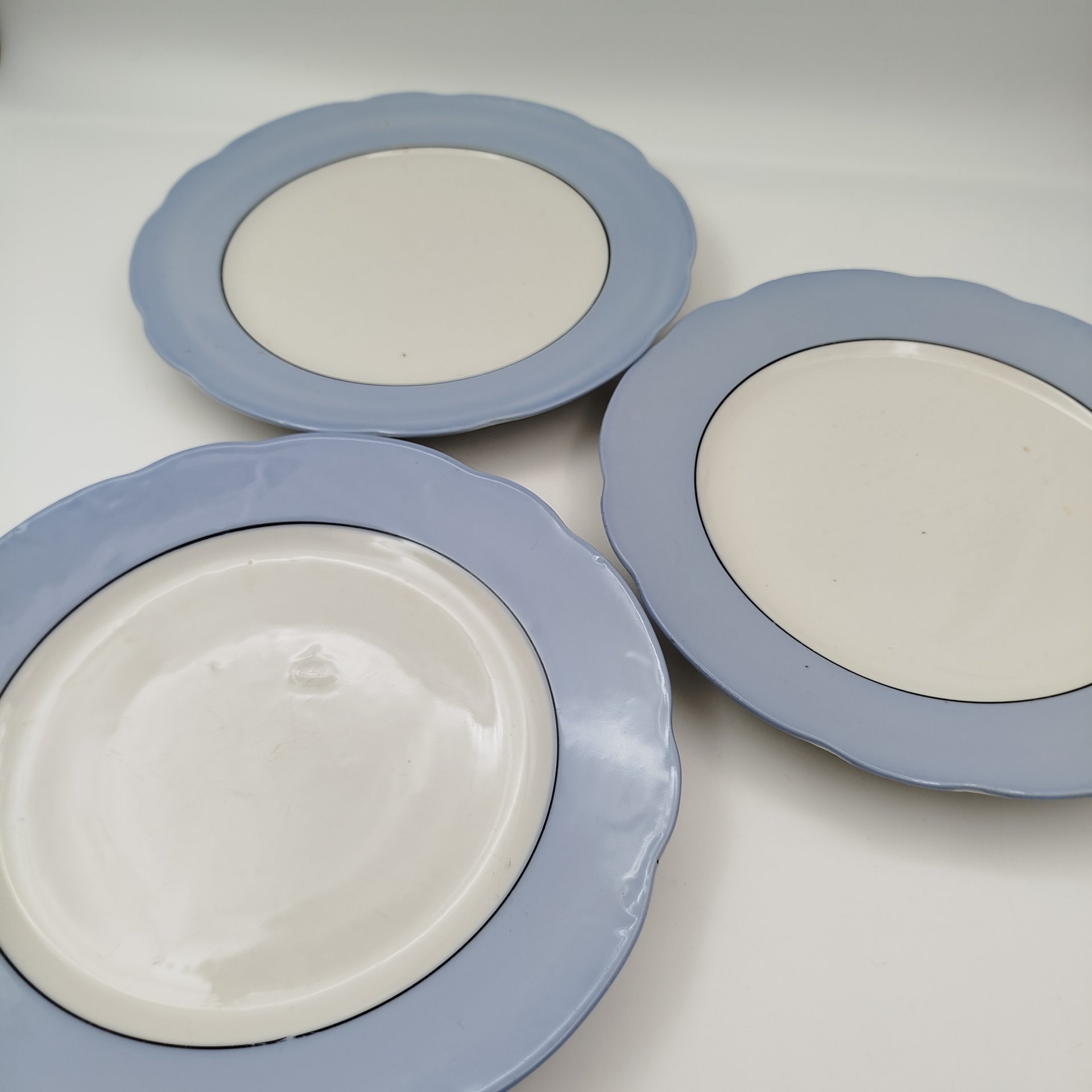Набор из трёх столовых тарелок бело-голубого цвета, фарфор, крытье, Дулевский фарфоровый завод (Дулёво), СССР, 1934-1936 гг.