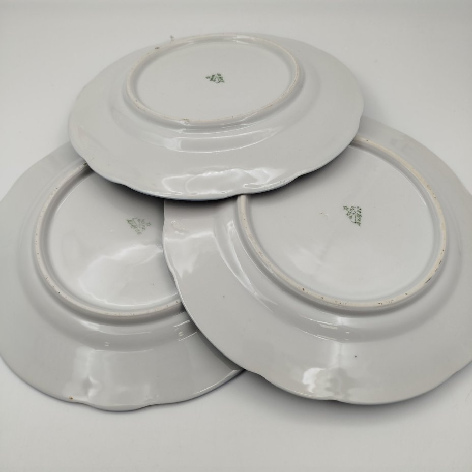 Набор из трёх столовых тарелок бело-голубого цвета, фарфор, крытье, Дулевский фарфоровый завод (Дулёво), СССР, 1934-1936 гг.