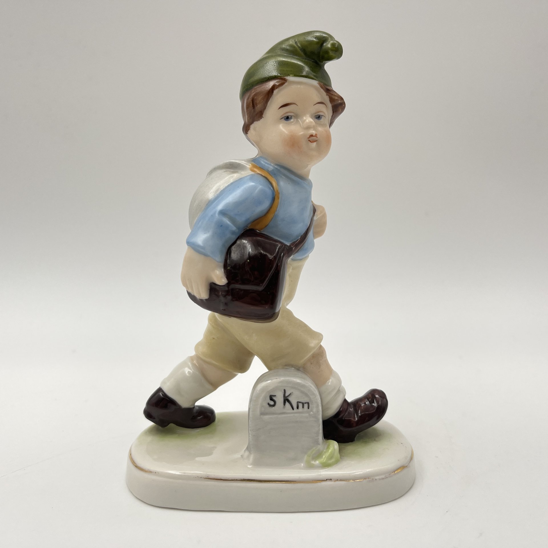 Статуэтка "Юный путешественник"