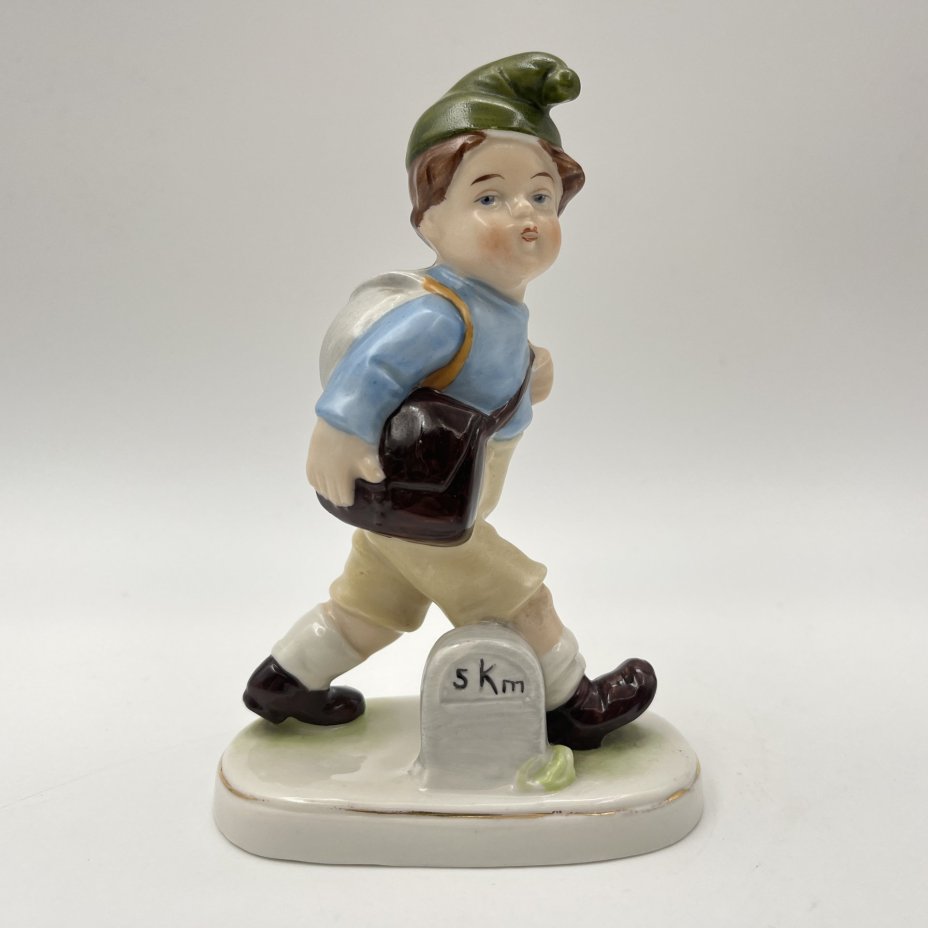 Статуэтка "Юный путешественник"