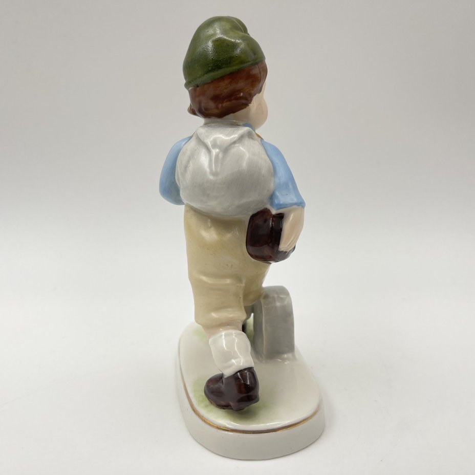 Статуэтка "Юный путешественник"