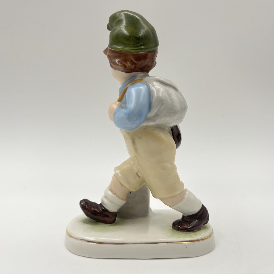 Статуэтка "Юный путешественник"