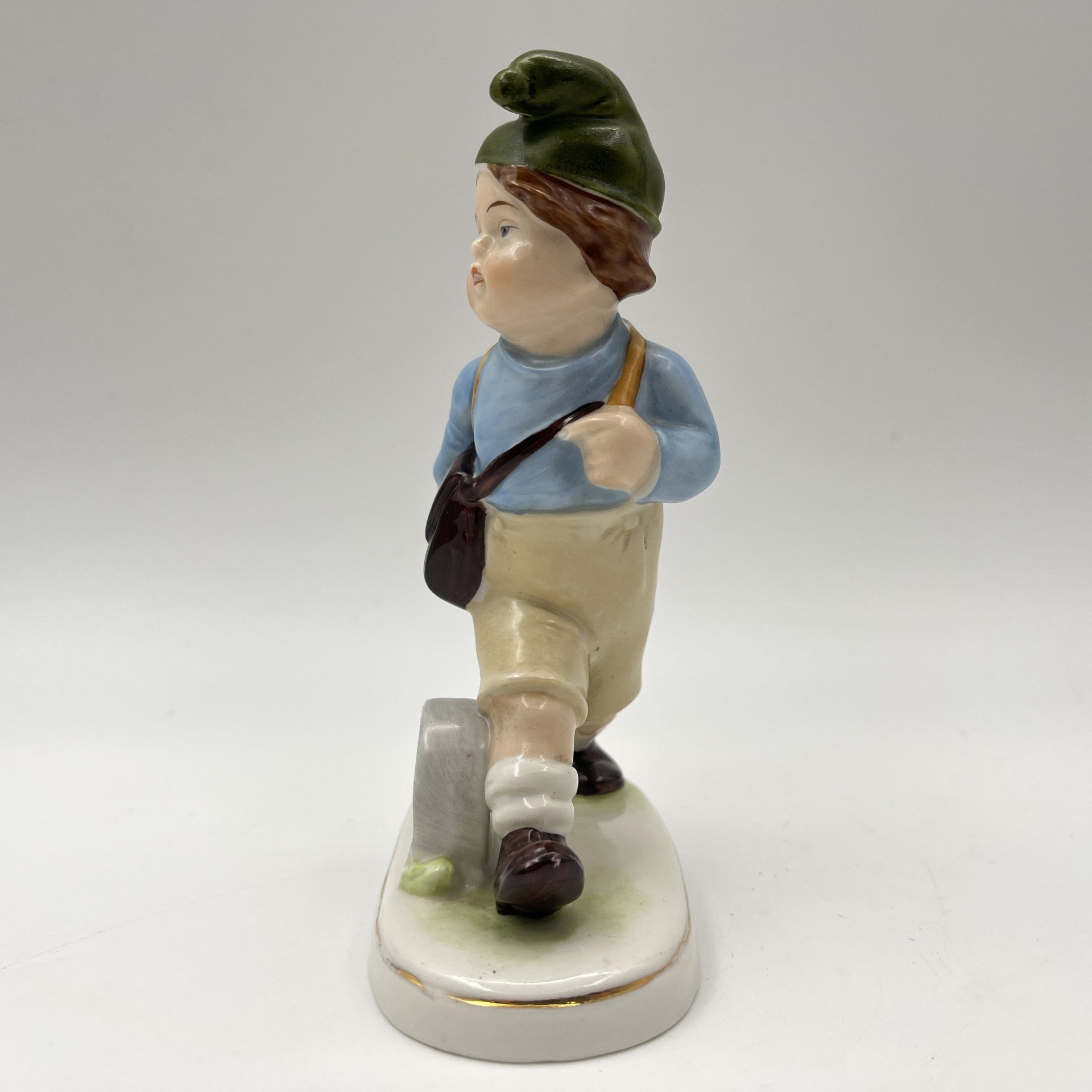 Статуэтка "Юный путешественник"