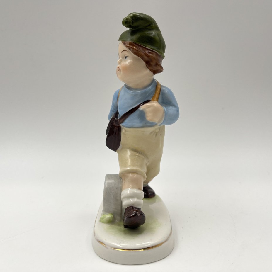 Статуэтка "Юный путешественник"