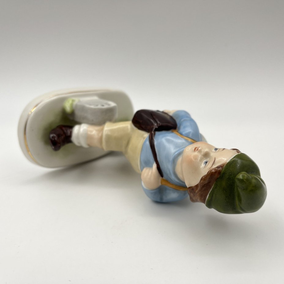 Статуэтка "Юный путешественник"