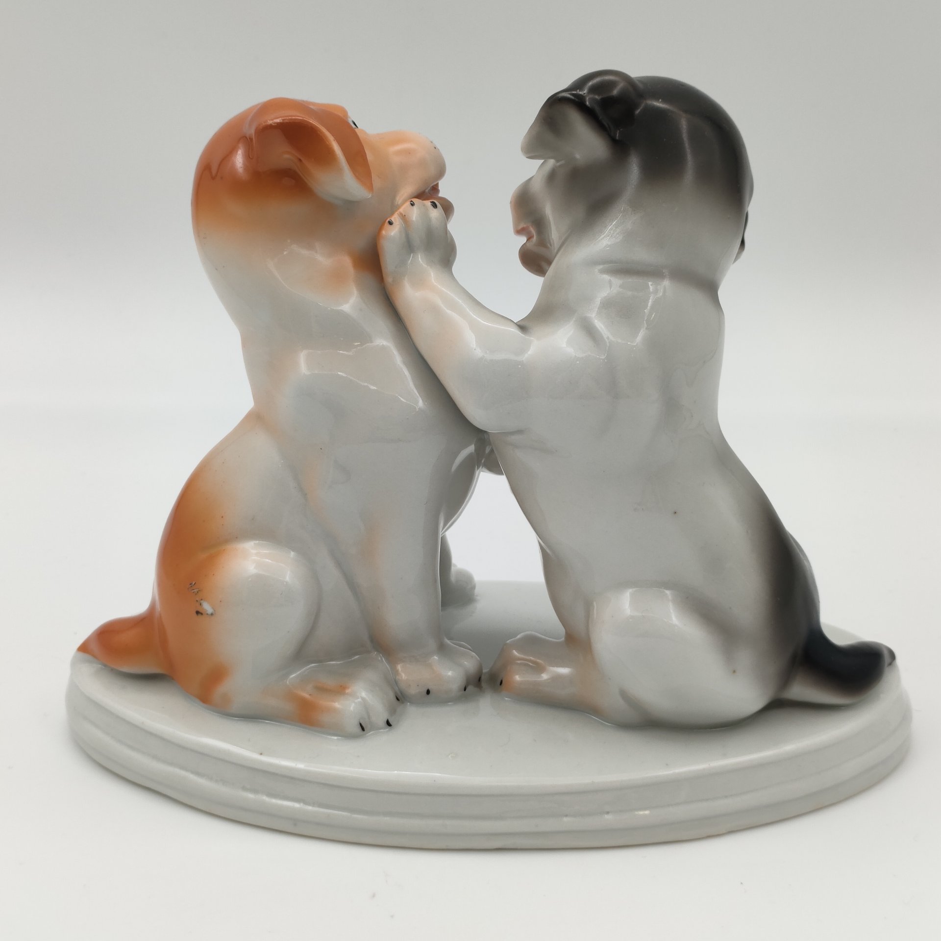 Статуэтка "Играющие щенки", фарфор, аэрография, Германия, 1970-1990 гг.