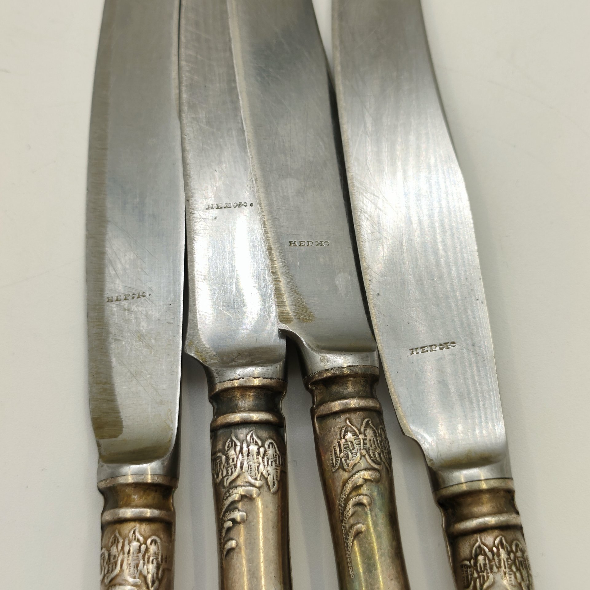 Набор из 4-х десертных ножей с растительным декором, мНЦ (медь-никель-цинк), нержавеющая сталь, Вольнянский завод столовых приборов им. Шевченко (ЗiШ, ЗиШ), СССР, 1960-1990 гг.