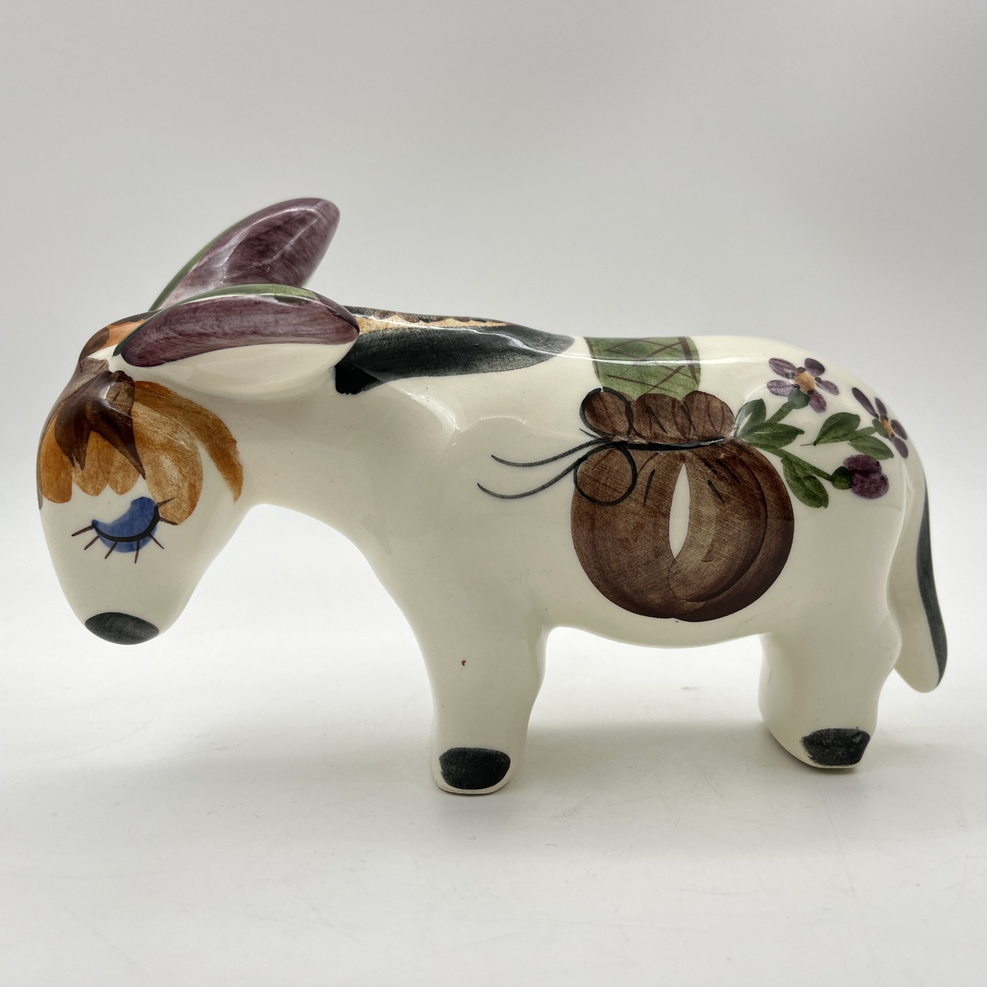 Статуэтка "Ослик", авторы Сергеев В. А., Крохина Ф. Н., фаянс, роспись, Конаковский фаянсовый завод им. М.И. Калинина (ЗиК Конаково), СССР, 1974-1991 гг.