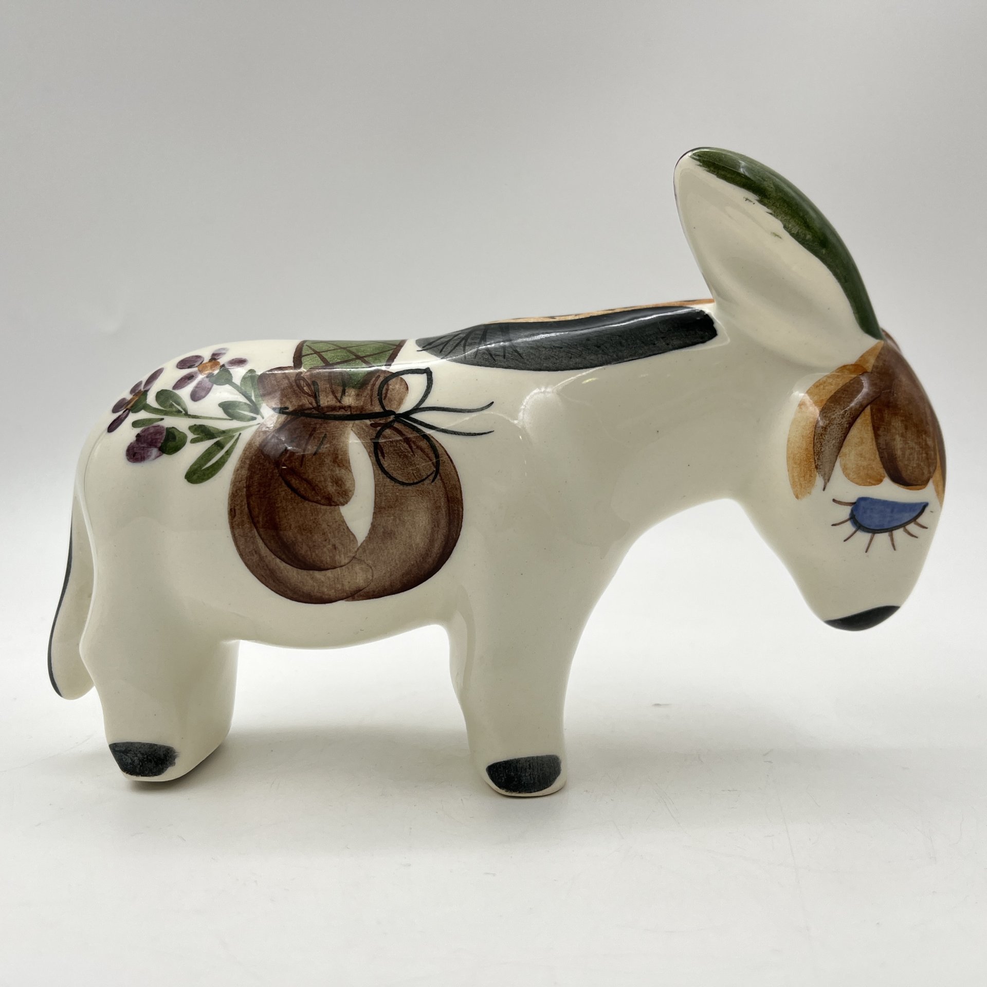 Статуэтка "Ослик", авторы Сергеев В. А., Крохина Ф. Н., фаянс, роспись, Конаковский фаянсовый завод им. М.И. Калинина (ЗиК Конаково), СССР, 1974-1991 гг.
