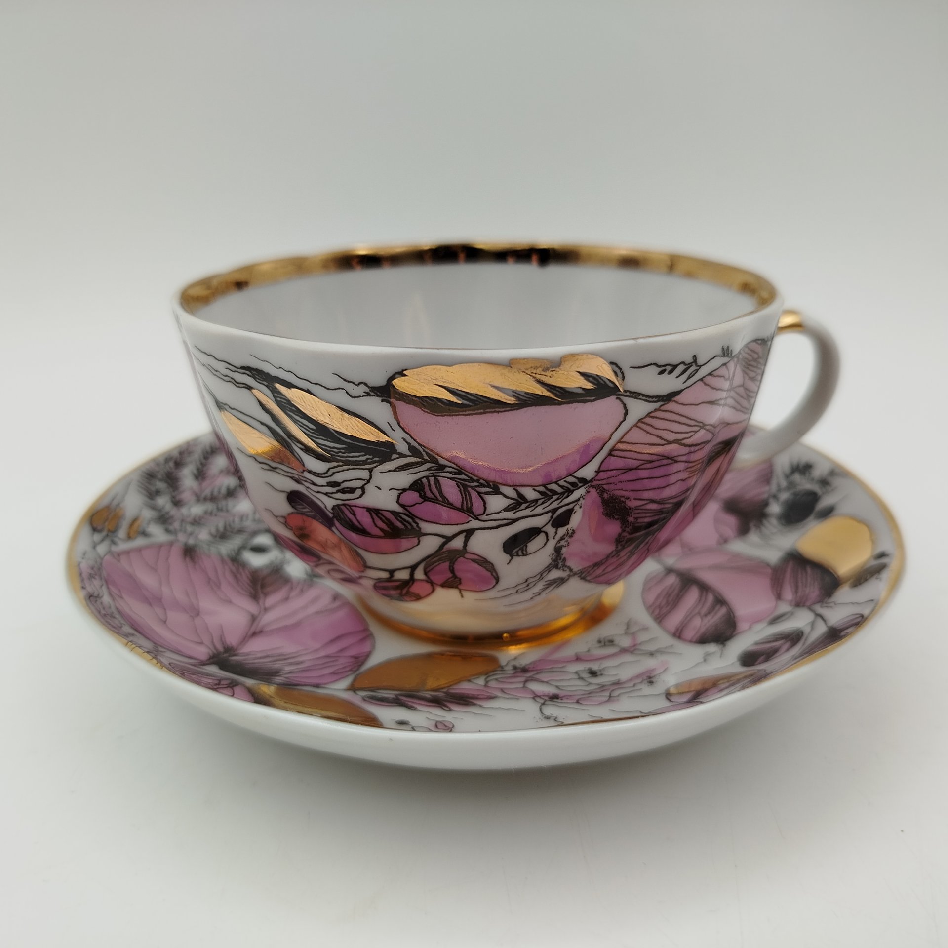 Чайная пара "Мой сад" в розовом оттенке, (из серии "Времена года"), форма "Тюльпан", автор формы С.Е. Яковлева, автор росписи Н.П. Славина, фарфор, деколь, люстр, золочение, Ленинградский фарфоровый завод (ЛФЗ), СССР, 1970-1991 гг.