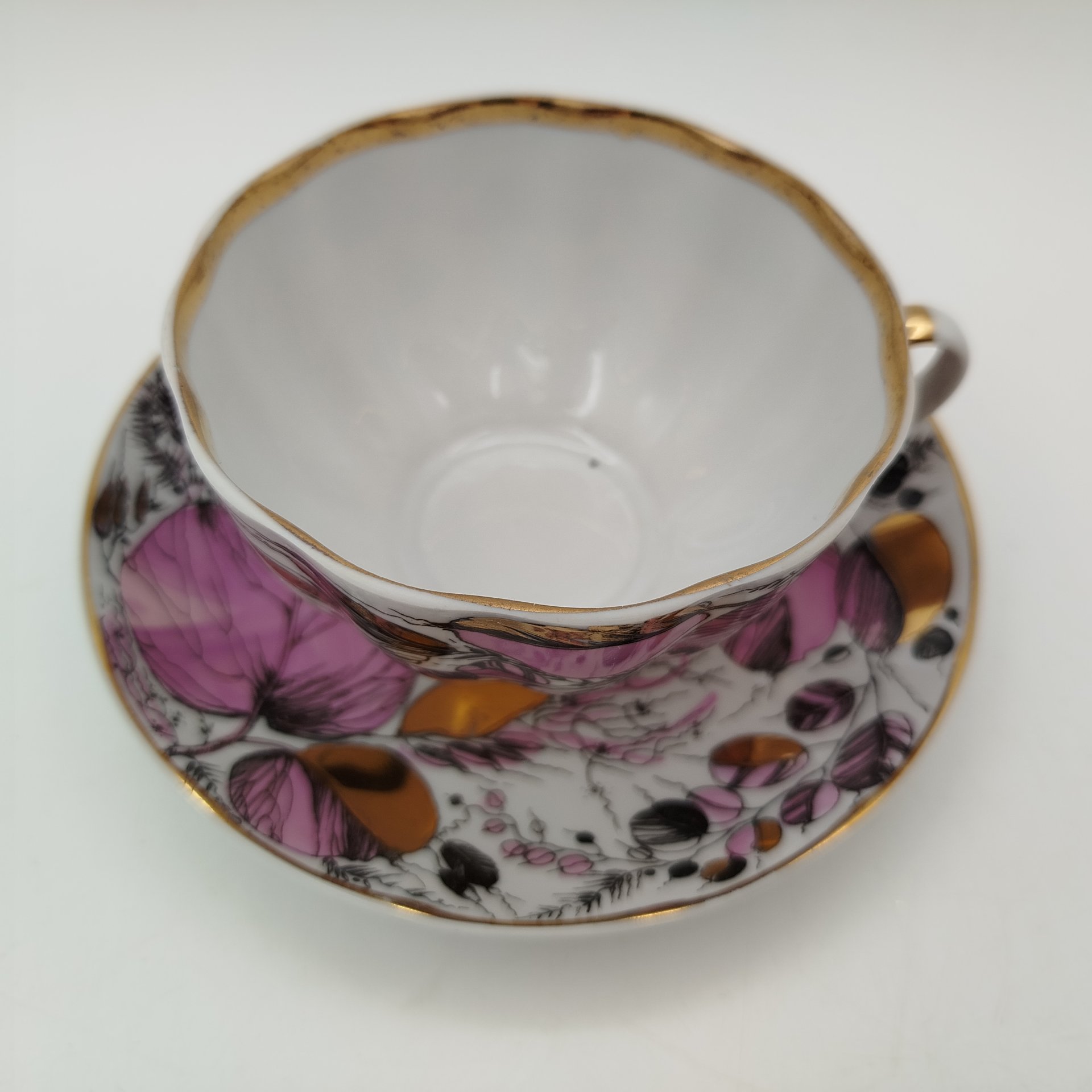 Чайная пара "Мой сад" в розовом оттенке, (из серии "Времена года"), форма "Тюльпан", автор формы С.Е. Яковлева, автор росписи Н.П. Славина, фарфор, деколь, люстр, золочение, Ленинградский фарфоровый завод (ЛФЗ), СССР, 1970-1991 гг.