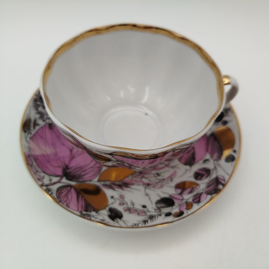 Чайная пара "Мой сад" в розовом оттенке, (из серии "Времена года"), форма "Тюльпан", автор формы С.Е. Яковлева, автор росписи Н.П. Славина, фарфор, деколь, люстр, золочение, Ленинградский фарфоровый завод (ЛФЗ), СССР, 1970-1991 гг.